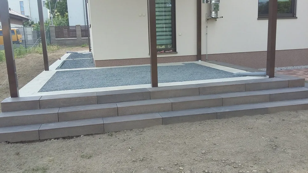 Zpevnění ploch okolo domu